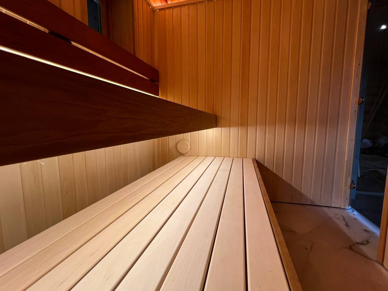 Уютная сауна на берегу реки Сясь в Теребуне: липа, тёплая термоольха и волшебный свет гималайской соли под потолком. SaunaTopMasters