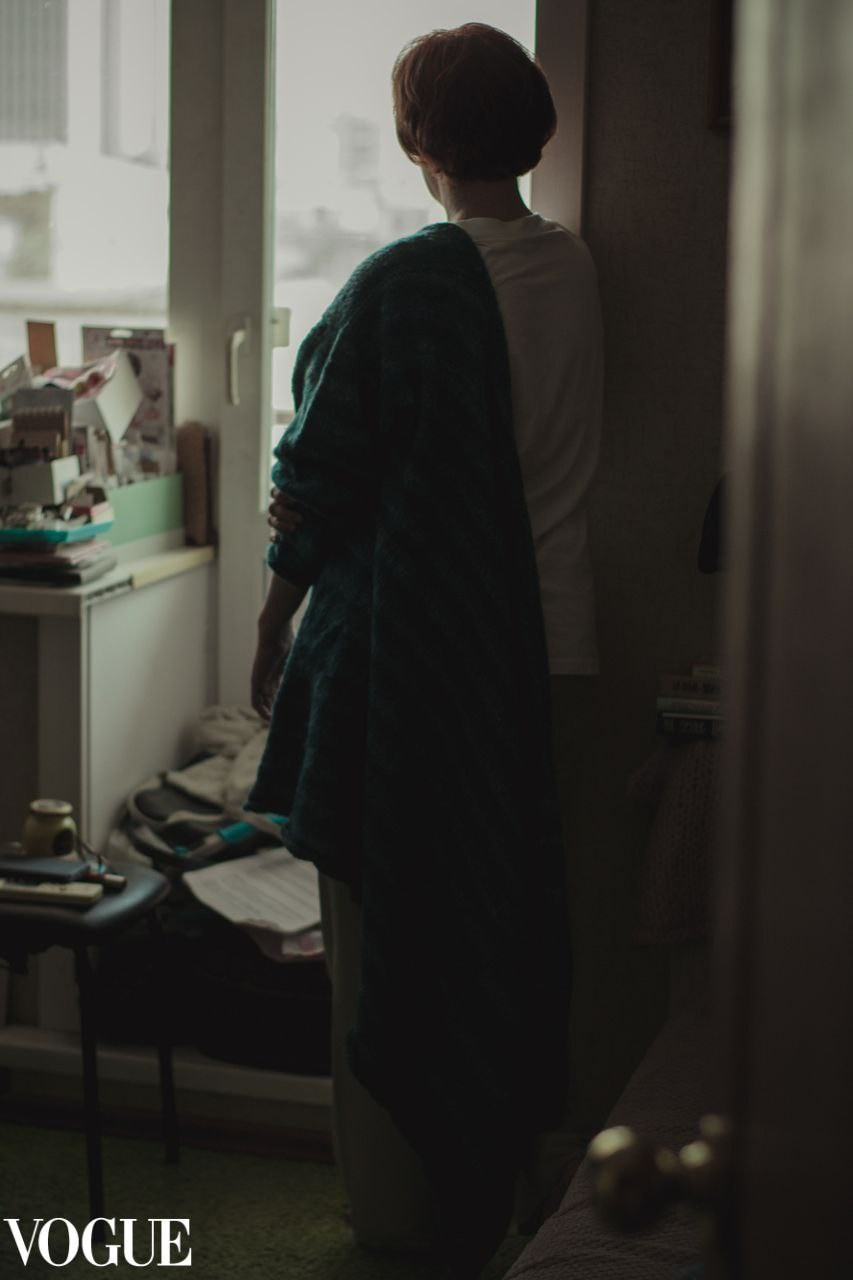 фотограф, фотосессия, фотосессия для подростка, женская фотосессия, Хабаровск, кардиган, портретный фотограф, съемка на улице, фотосессия на улице, женщина у окна, vogue, фотосессия дома, фото проект, съемка, женский фотограф