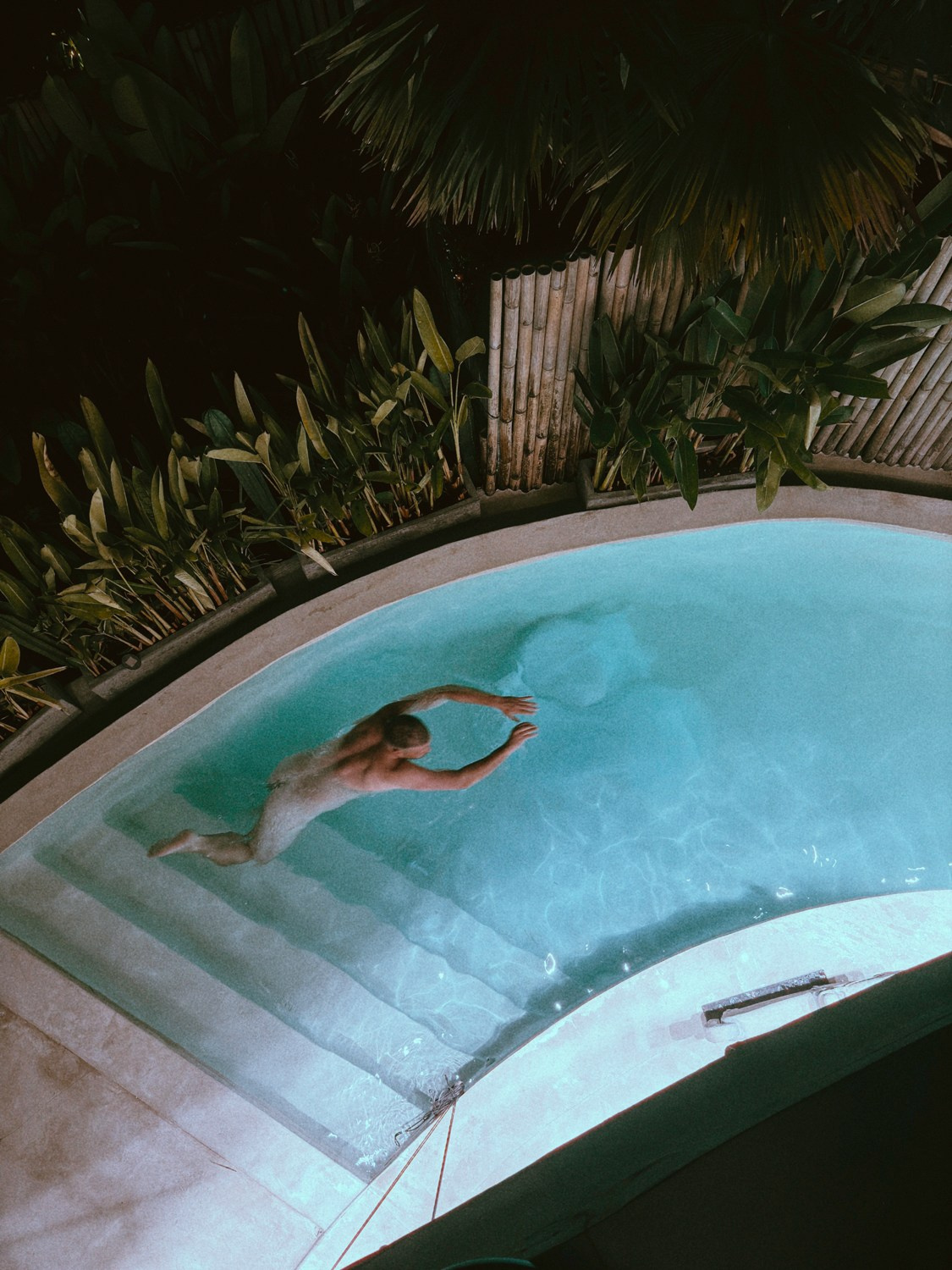 Современная концептуальная фотография о теле, уязвимости и идентичности. Визуальная практика на стиле честности, пост-иронии и искусства.Рекламная фотография, Концептуальная фотография, Современный художник, Психология, Коммерческий фотограф, Репортажный фотограф, Стрит фотография, Арт, Сюрреализм, Мобильная фотография, Снято на айфон, Дима Бурза