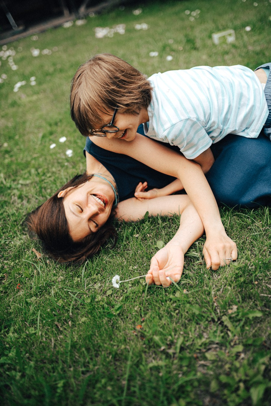 Коля, Ксюша, Саша, Андрей, Кира и бабушки | на даче