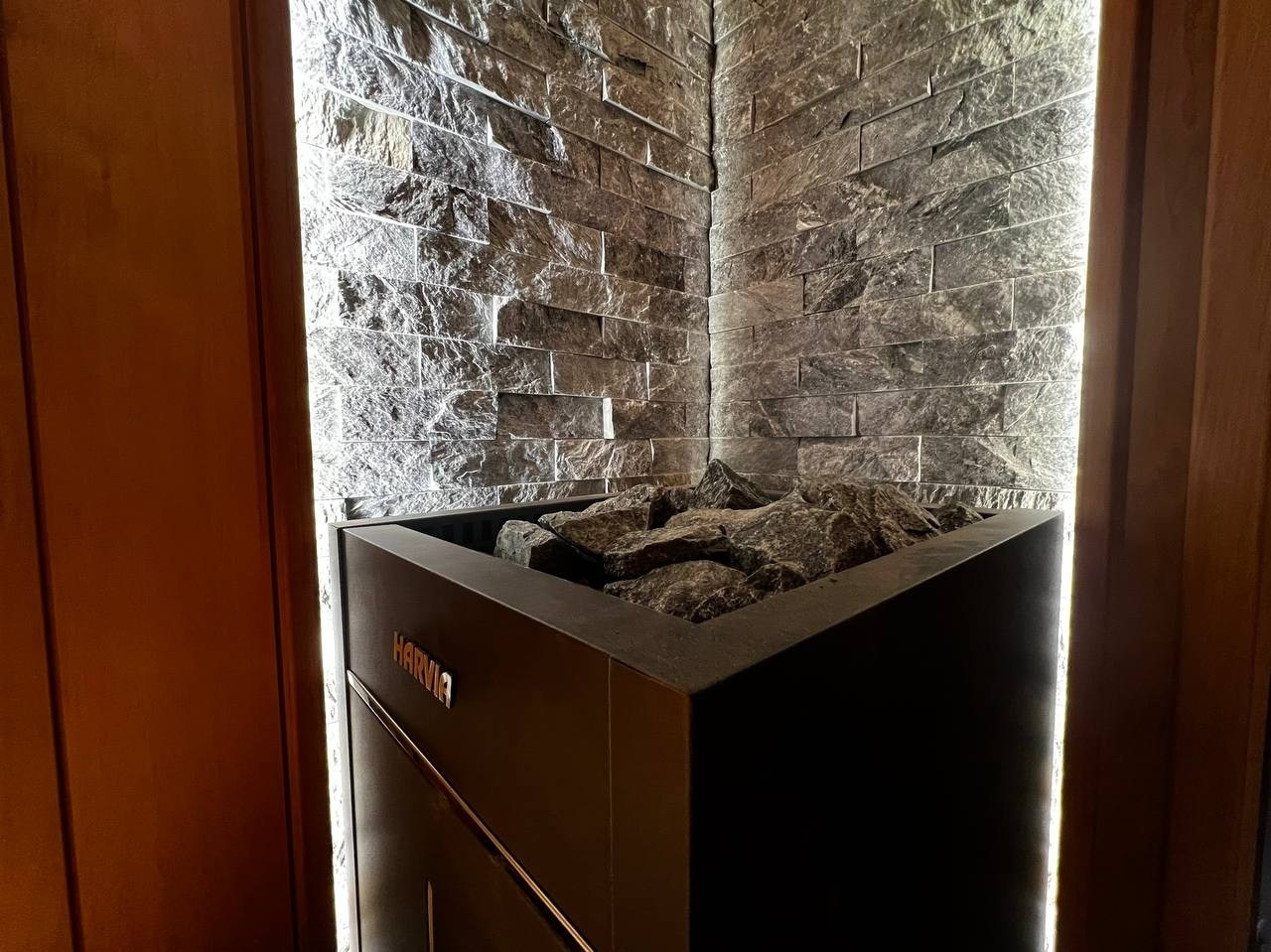 Сауна в Рощино на базе электрокаменки с парогенератором Harvia Virta выполнена из термоольхи с интеграцией световых линий из можжевельника. SaunaTopMasters