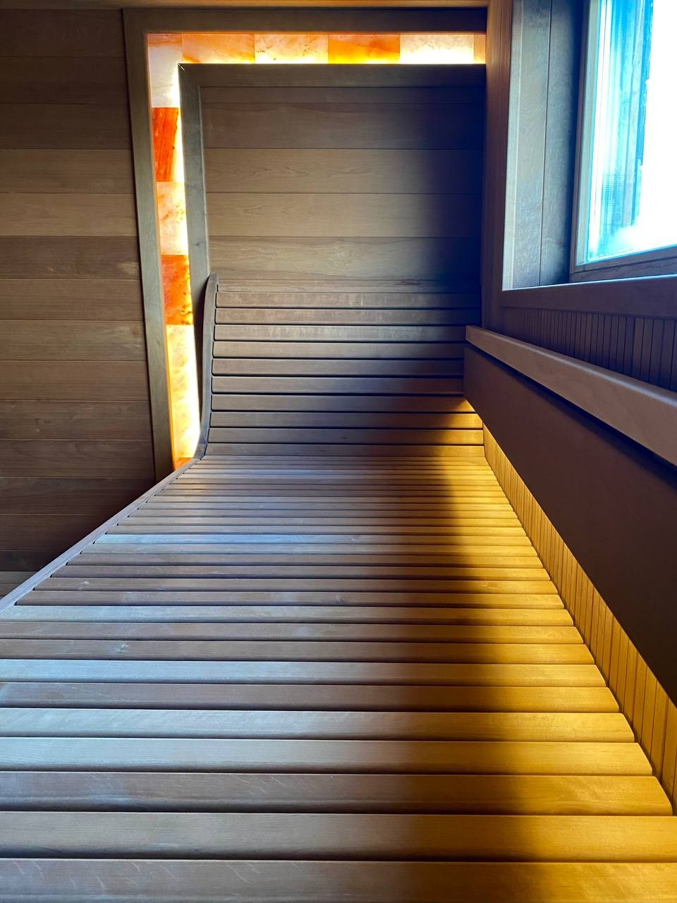 Парная, в которой есть даже Диван! Все детали в ней из термоольхи, а печь с автозаливом сама поддержит температурно- влажностный режим. SaunaTopMasters