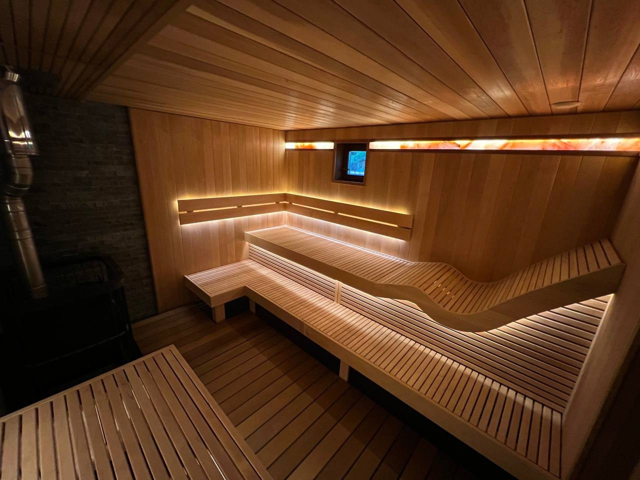 Парная в Рощино разделена на две зоны: одна с парильным столом для активного парения, вторая- с анатомическим полком для релаксации. SaunaTopMasters