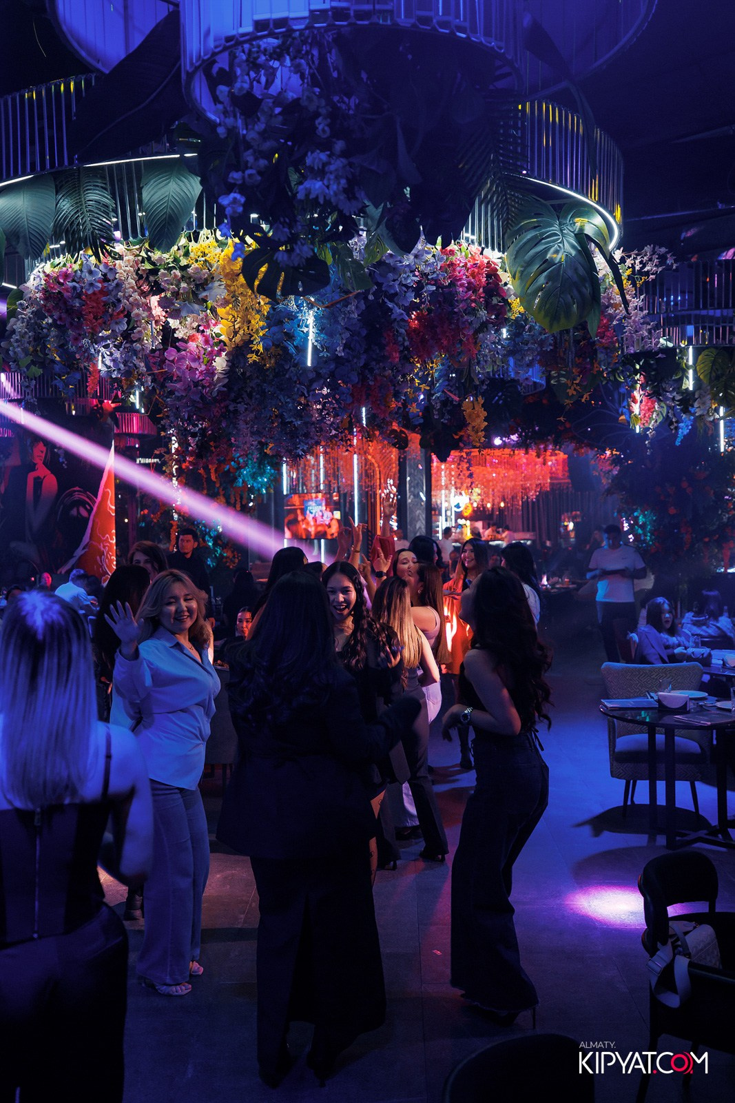 FRIENDS BAR & TERRACE. КИПЯТКОМ АЛМАТЫ!