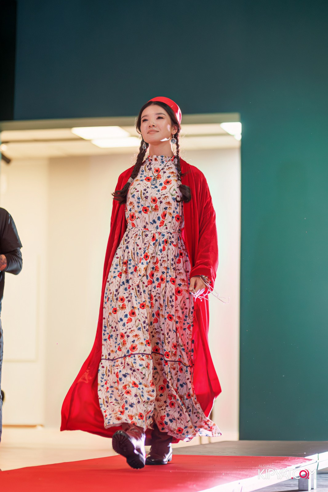 FASHION ПОКАЗ, КАЗАХСКОЙ НАЦИОНАЛЬНОЙ ОДЕЖДЫ. КИПЯТКОМ АЛМАТЫ!