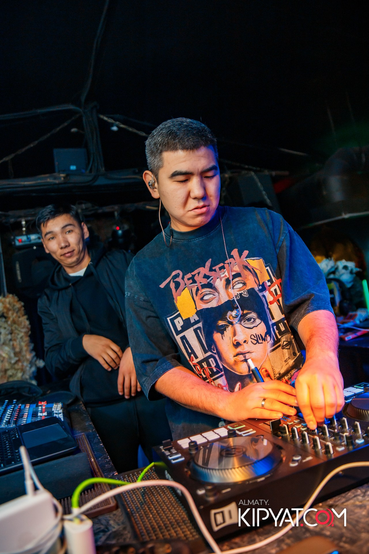 UYAT EMES BAR. КИПЯТКОМ АЛМАТЫ!