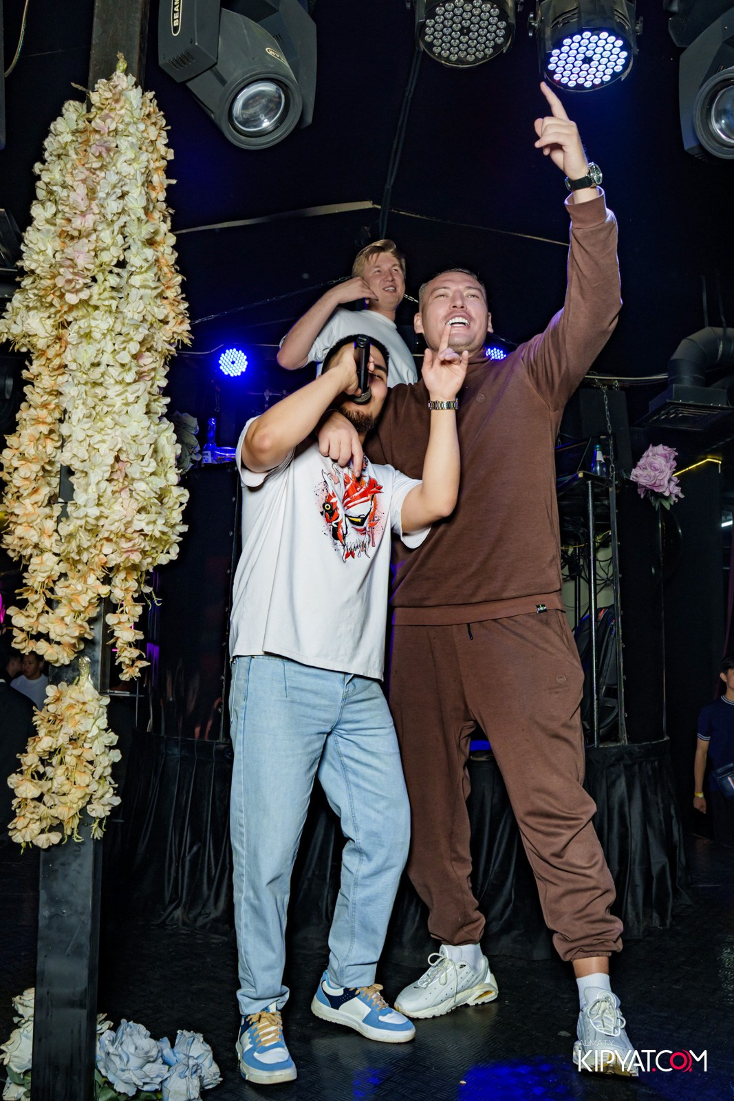 UYAT EMES BAR. КИПЯТКОМ АЛМАТЫ!