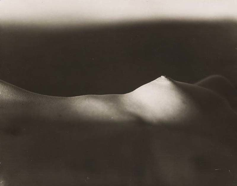 фотография Франтишека Дртикола с женской фигурой и графическими тенями