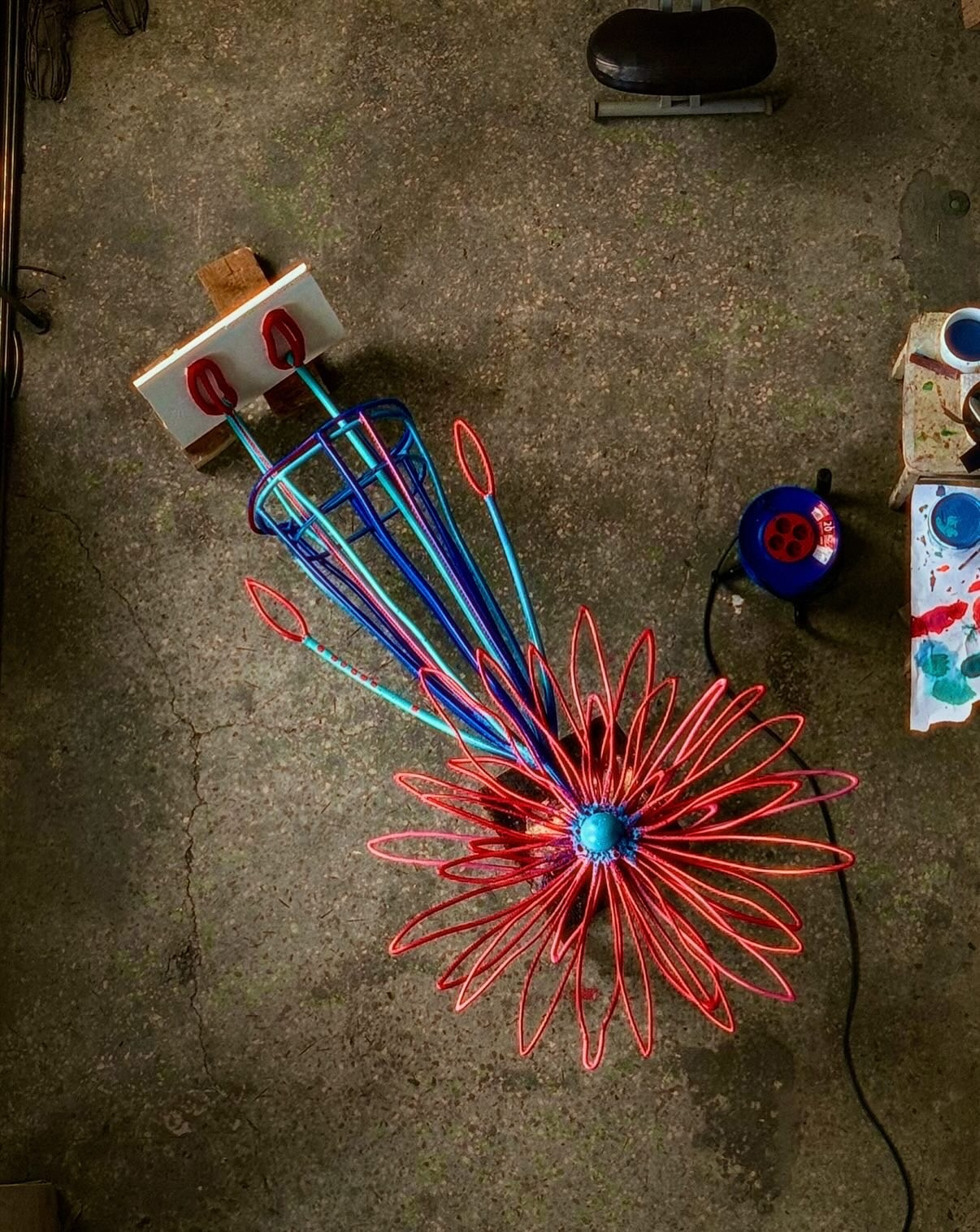 Астра_Полярный рацвет / Россия / Мурманск / ул. Ленина 5 / 2025. Художник — скульптор Антонина Фатхуллина