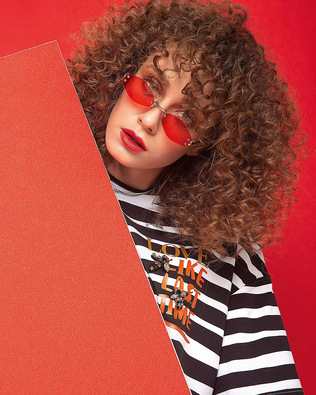 Имиджевая фэшн съемка одежды: кампейн, лукбук, эдиториал, Новосибирск. Съемка фото и видео для маркетплейсов Вайлдберриз, Озон в Новосибирске