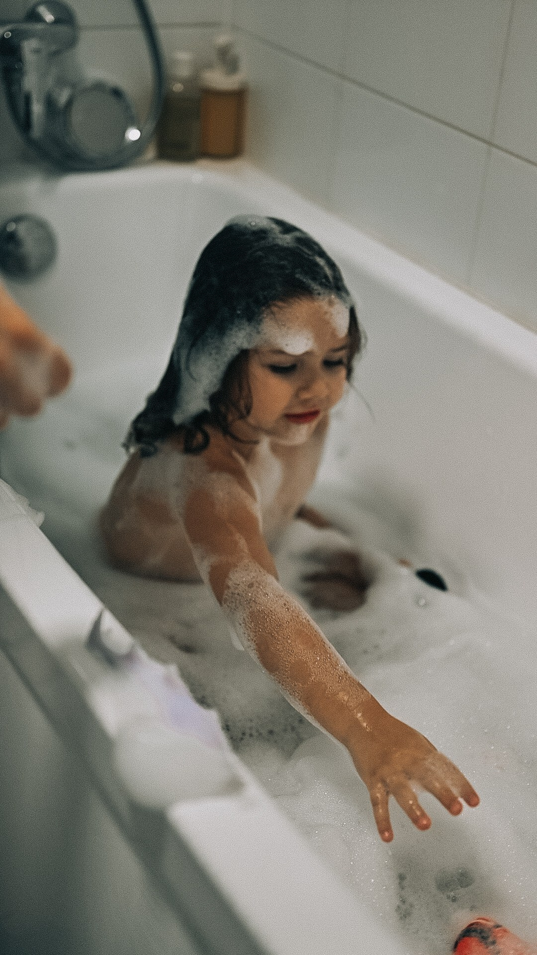 Элиза купается в ванне. Семейный фотограф в Москве Дарья Пузикова