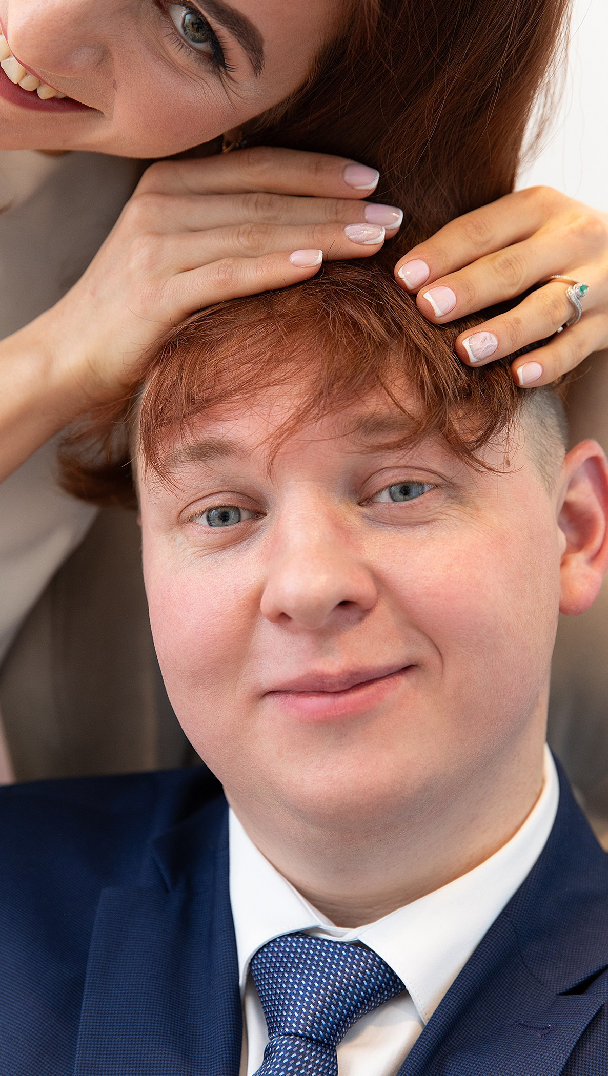 свадебная фотосессия где девушка положила руки на голову мужчине 