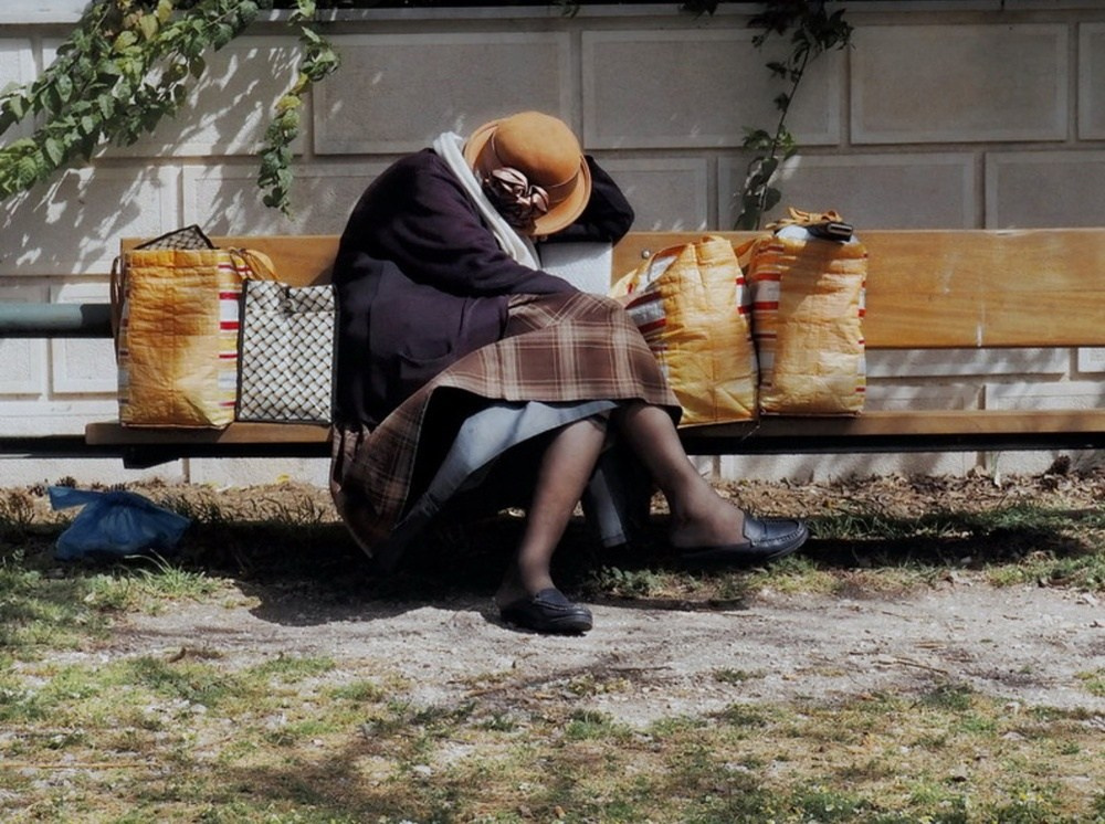 стрит-фотография Марии Спирополу с контрастным солнечным светом и тенями