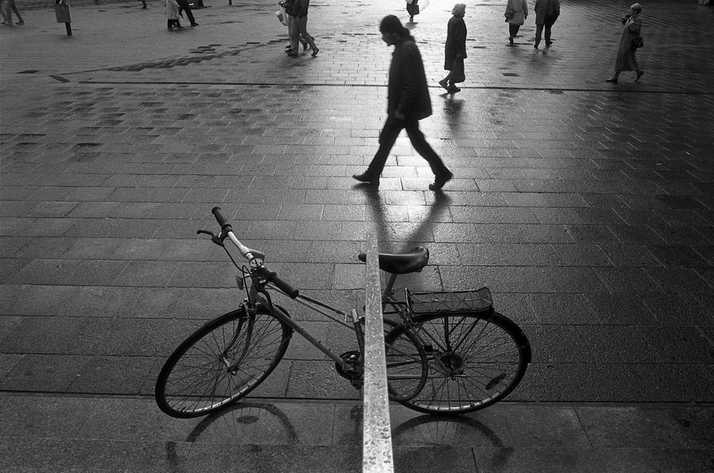 минималистичная городская сцена с игрой света и тени