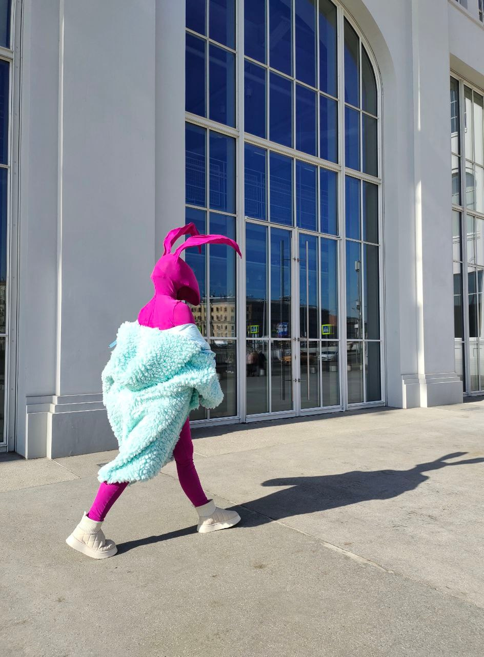 Персонажи Зайчики фуксия в шубках. Мимы и Ходулисты на встречу гостей. Москва