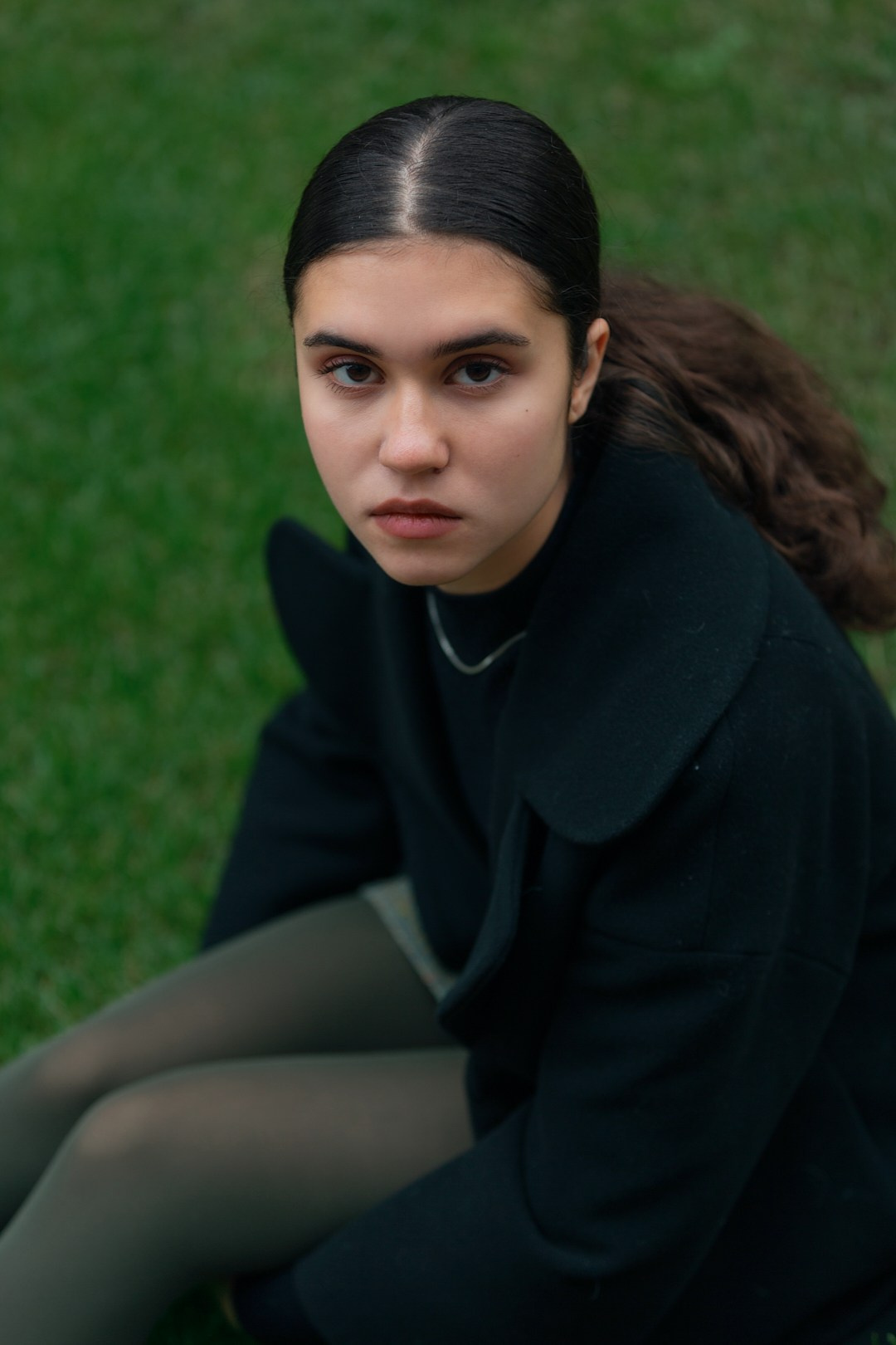 Контактный взгляд девушки — портрет женский на природе