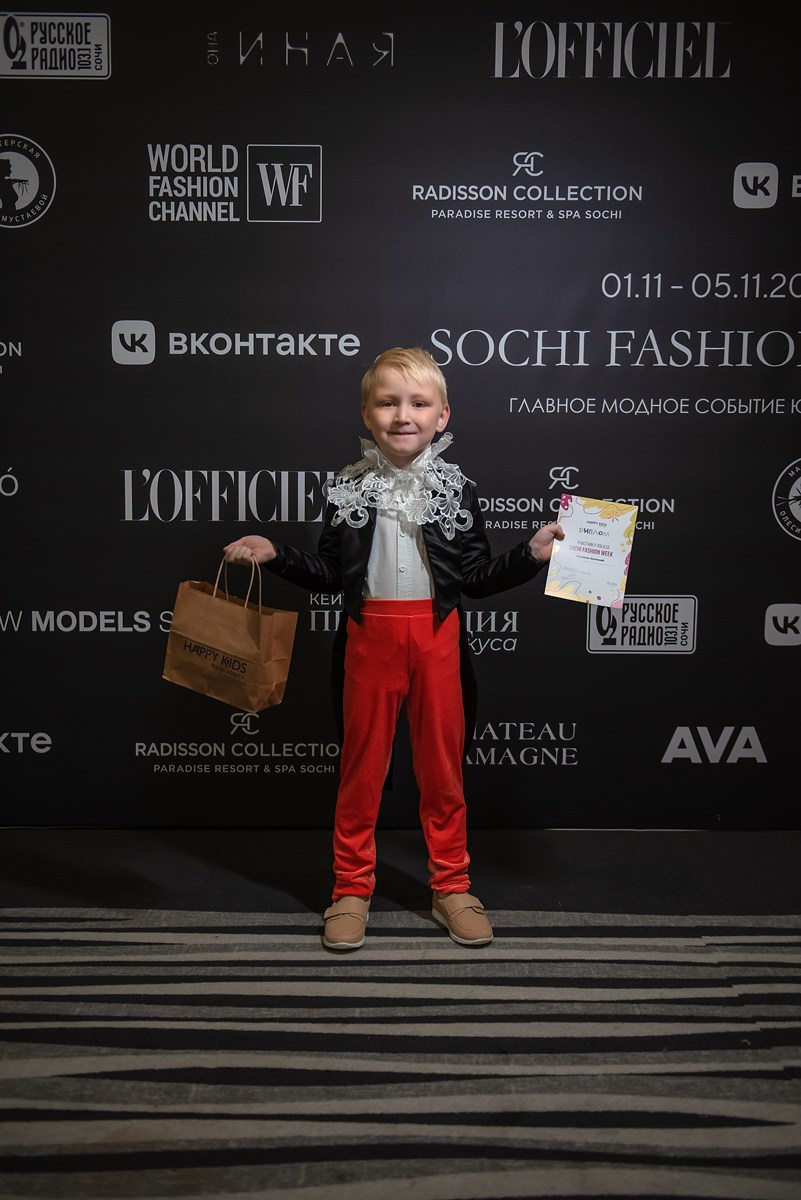 SochiFashionWeek2024 дизайнер Анохина Светлана. Семейный и коммерческий фотограф в Сочи Александр Бодунов