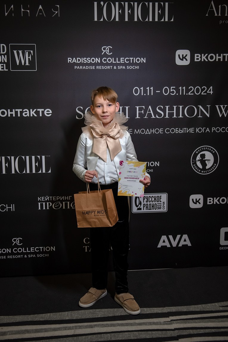 SochiFashionWeek2024 дизайнер Анохина Светлана. Семейный и коммерческий фотограф в Сочи Александр Бодунов