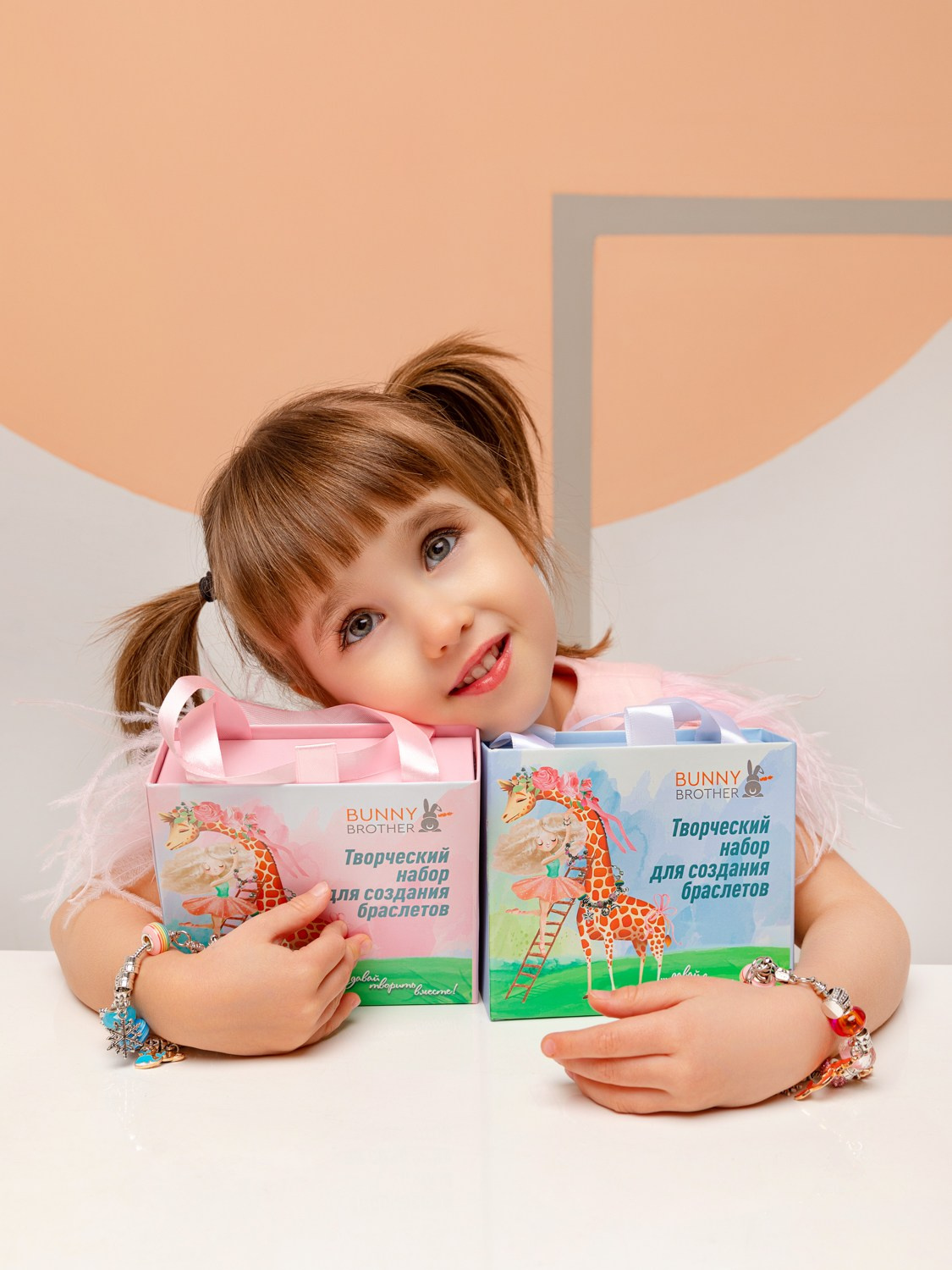 Девочка демонстрирует сразу 2 набора для детского творчества