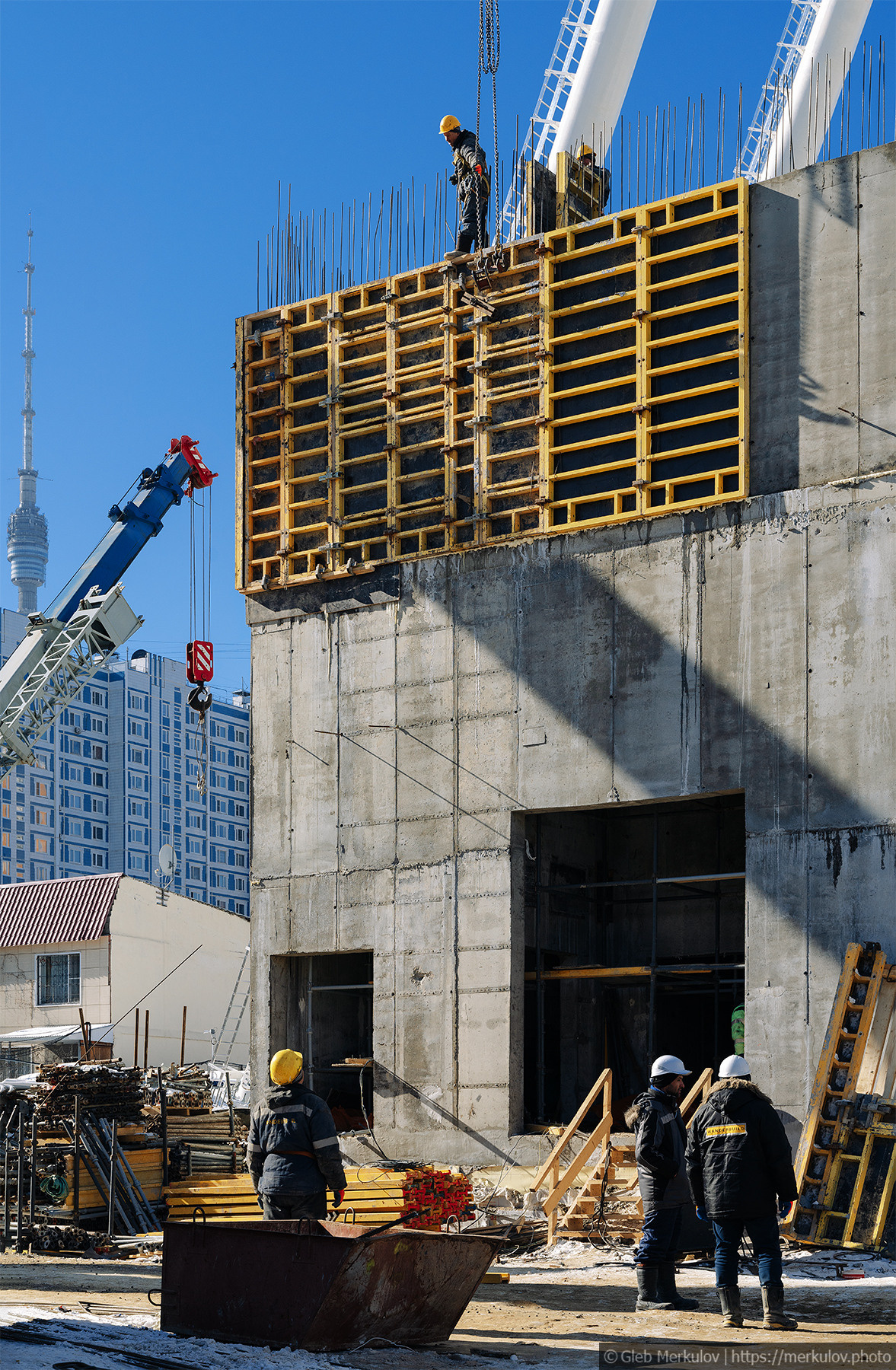 Стройка нового колеса обозрения на ВДНХ