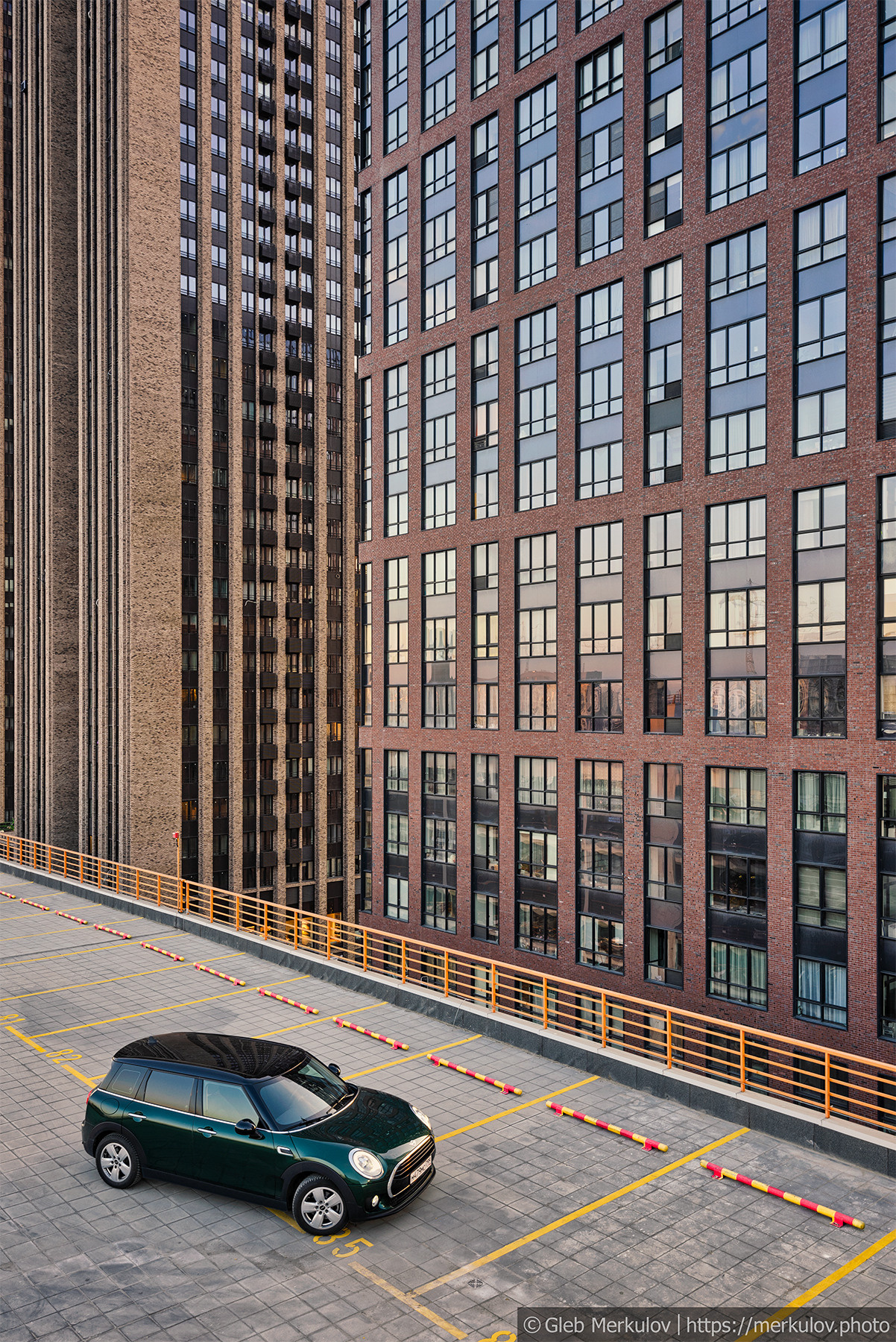 Съемка автомобиля для частного клиента на крыше парковки у ЖК Савеловский Сити