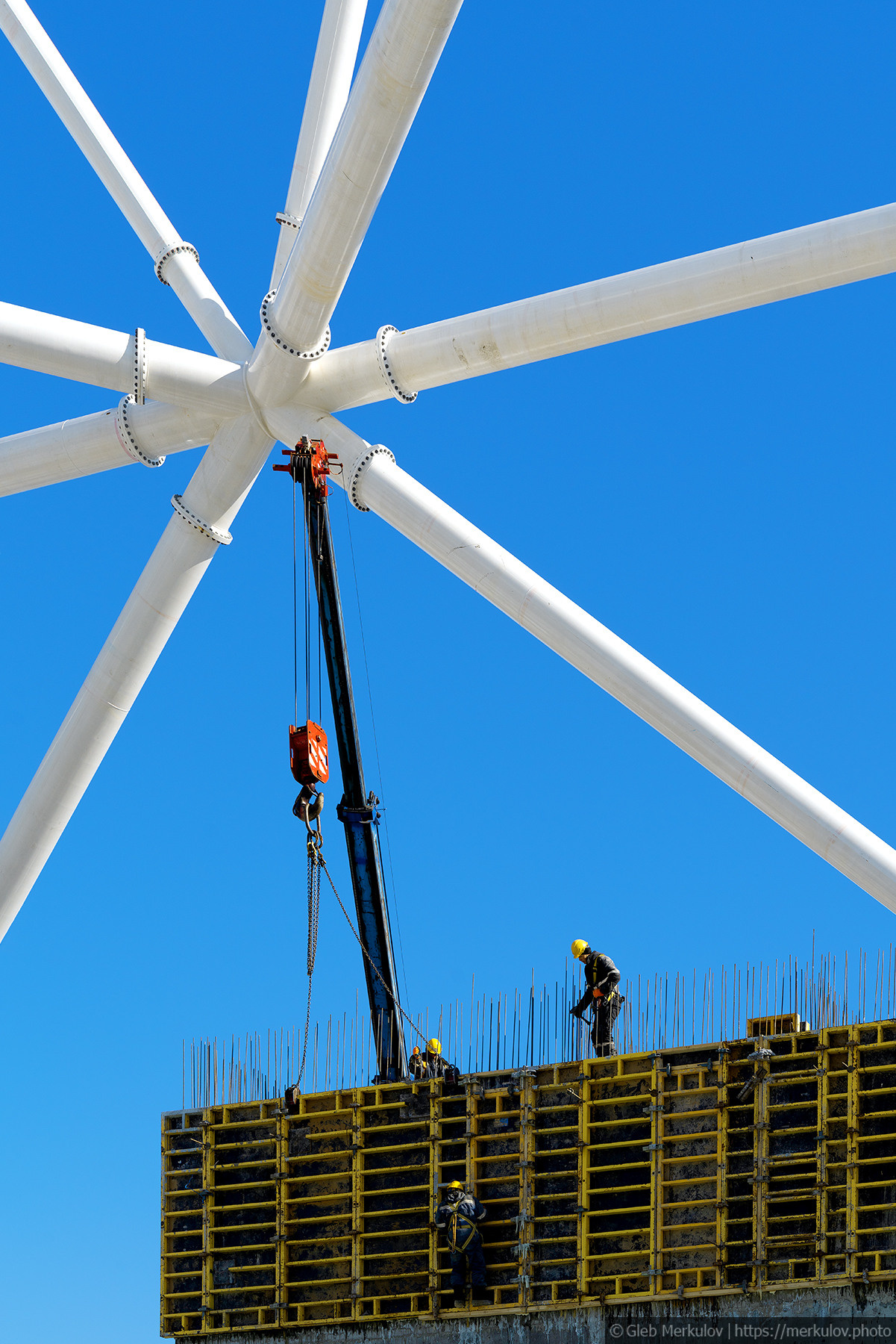 Стройка нового колеса обозрения на ВДНХ