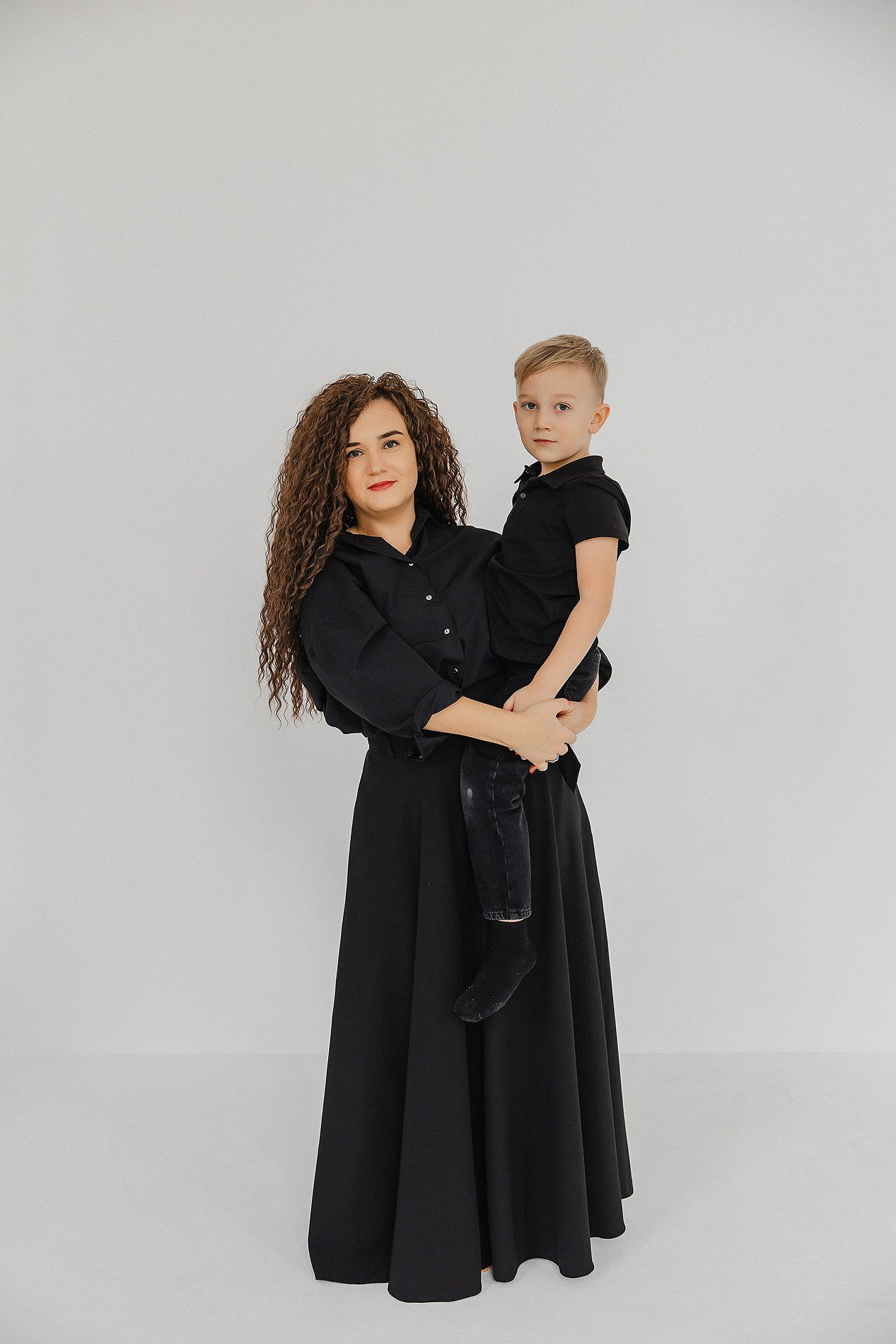 Семейная фотосессия на белом фоне. Фотограф Олеся Жомер