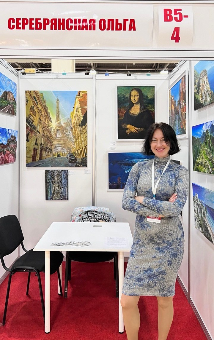 ярмарка Арт-Ростов, художник Серебрянская Ольга стоит со своими картинами
