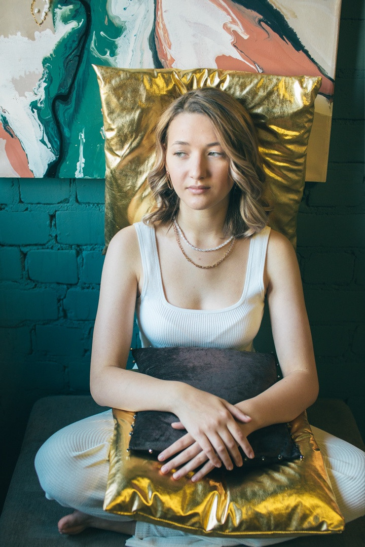 фотосессия в оренбурге для девушки в интерьере