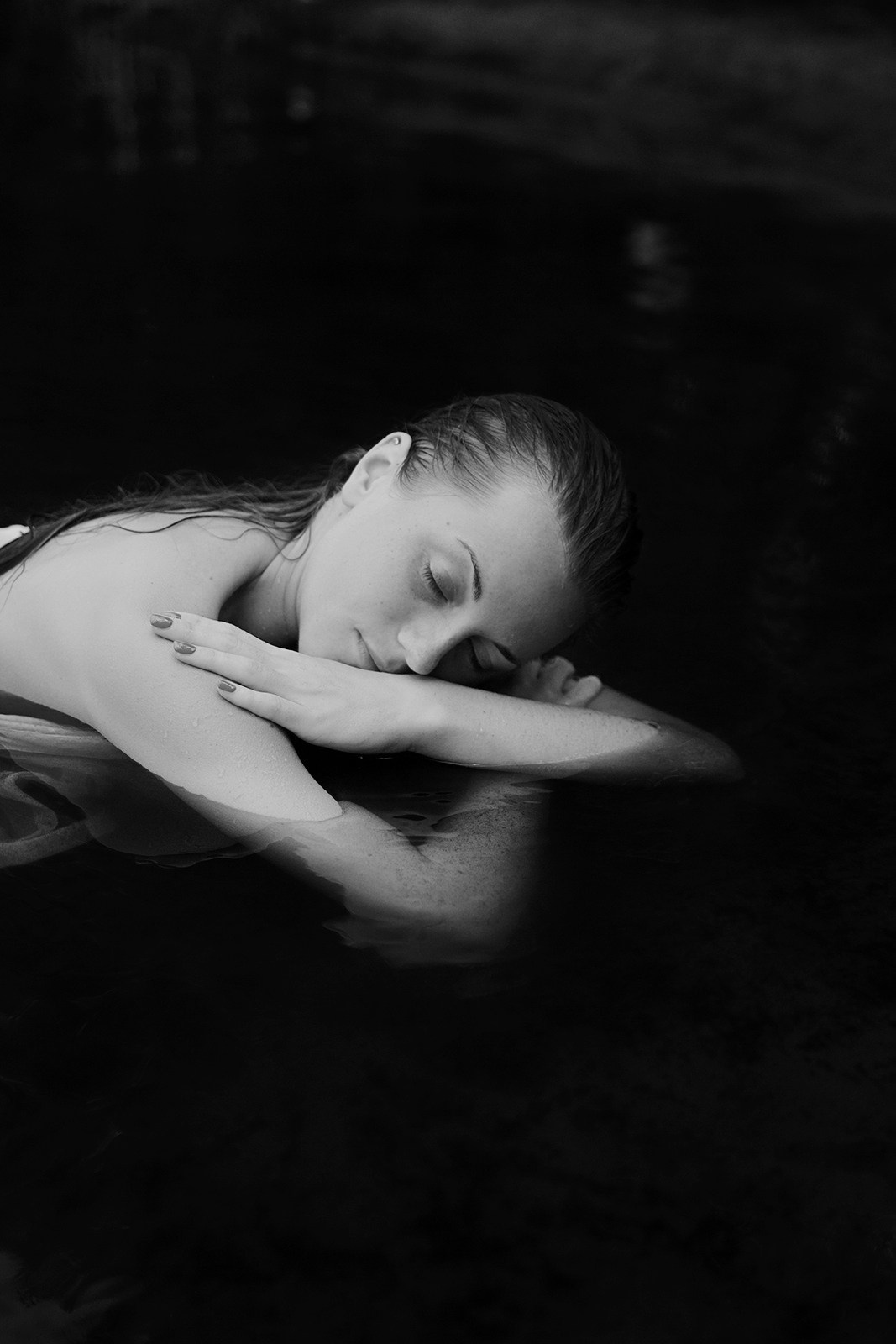 Портретная фотосессия Девушка в белой рубашке в озере. Портретный фотограф в Москве Ольга Акушко