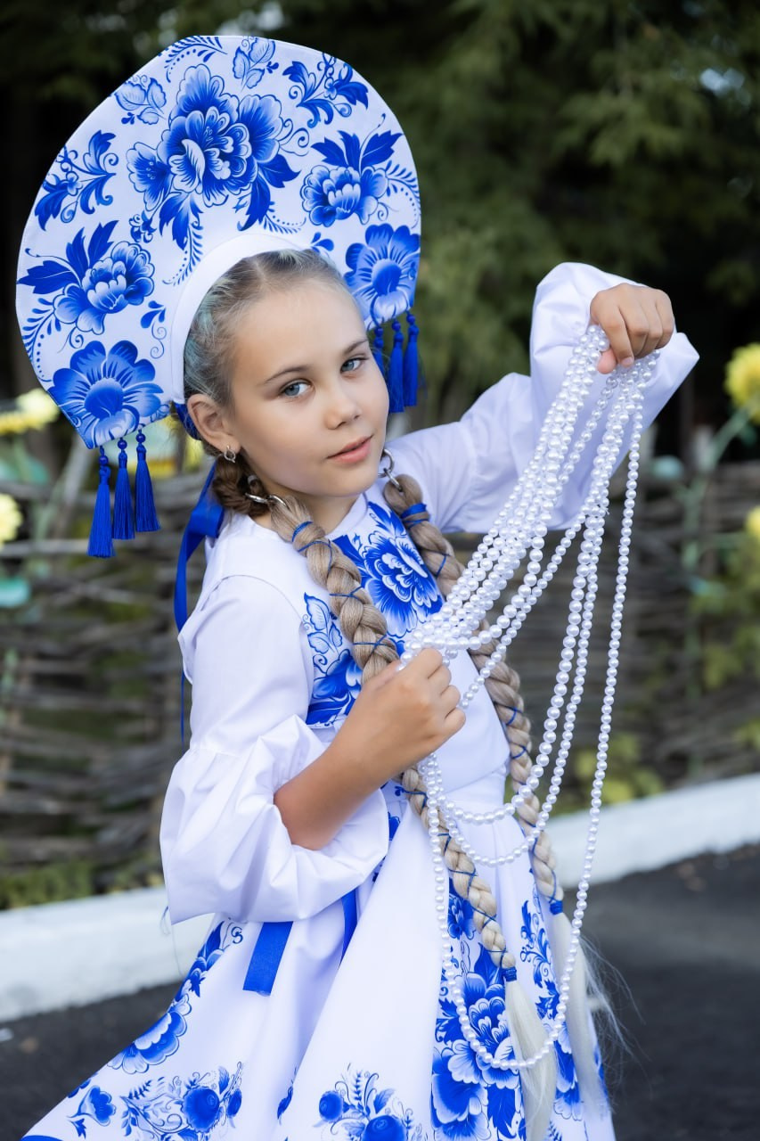 аренда наряда "гжель". В состав костюма входит юбка, жилет, рубашка. Кокошник оплачивается отдельно! Стоимость проката сутки 3000р. с кокошником 3500р. Рост модели на фото 128 см.