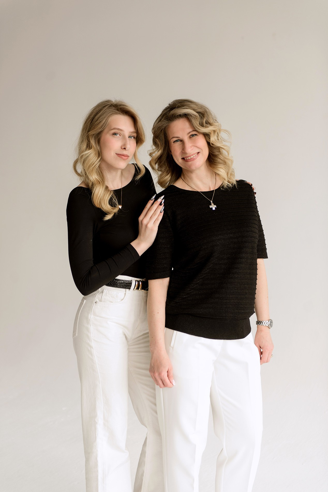 photo shoot for mom and daughter in the studio