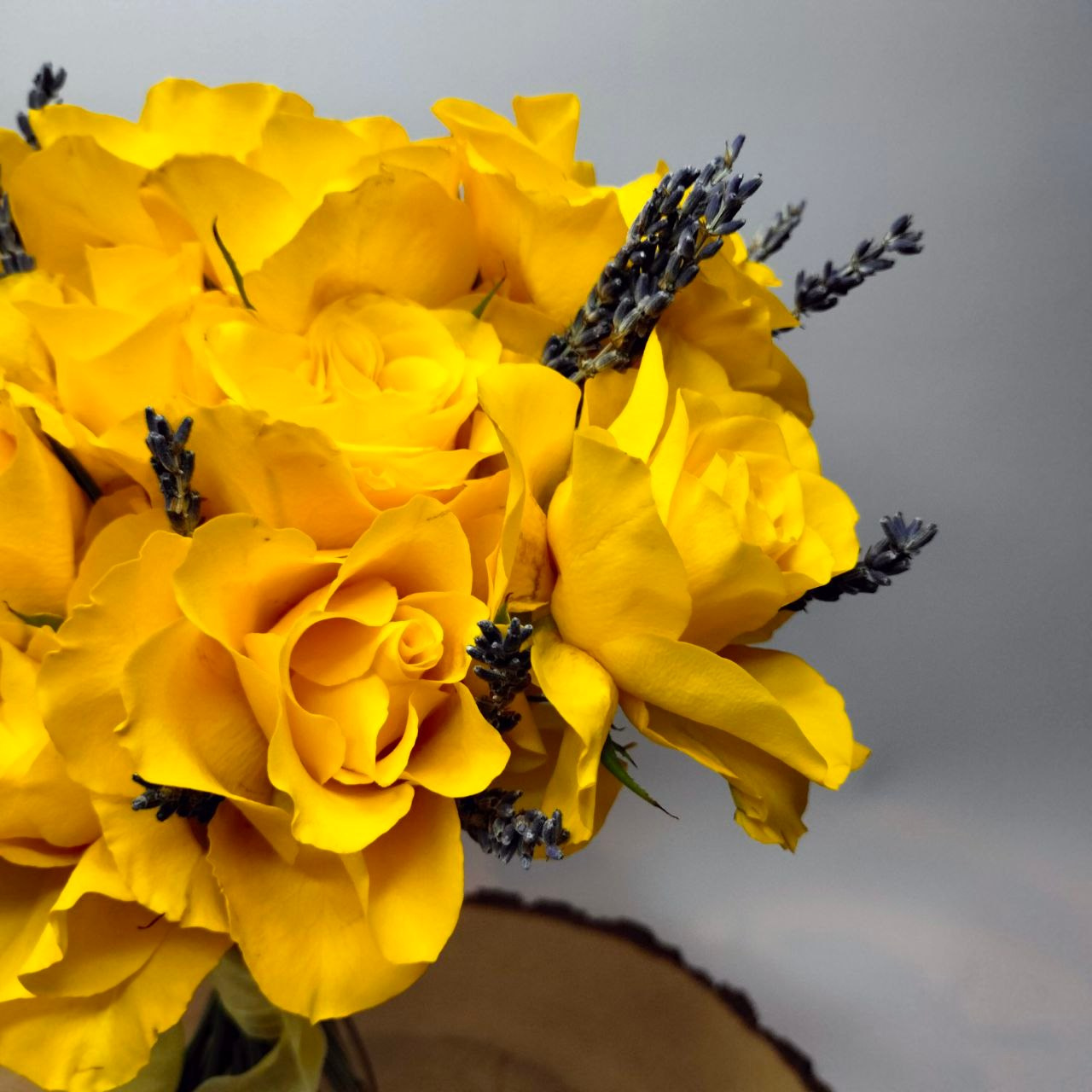 Бюджетный букет невесты из кенийской, вывернутой розы и лаванды. букет невесты, свадебный букет, свадьба 2024, свадебный букет, свадебный букет невесты. 