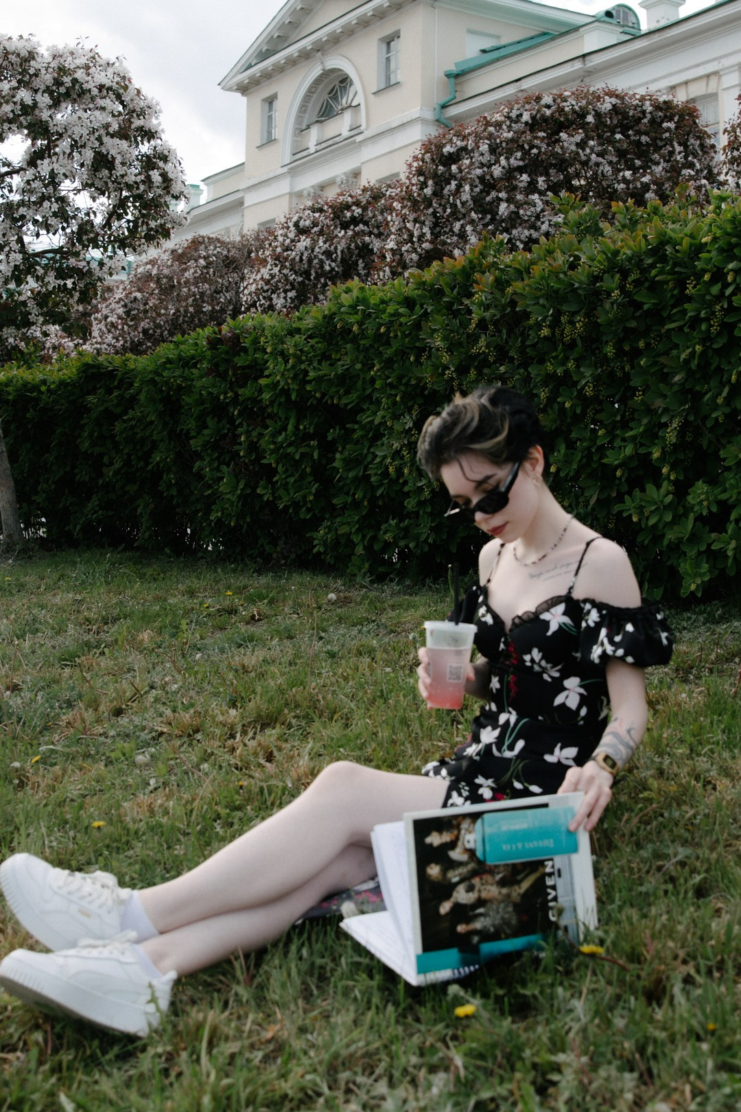 Портрет Насти и цветущей вишни. Фотограф Настя Булочка Екатеринубрг