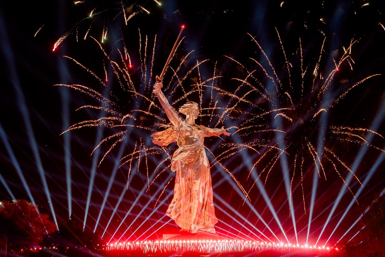 Свет Великой Победы. Волгоград, Мамаев Курган, 2025 г. 7 мая, в честь праздника 9 мая. Фотограф в Волгограде и Волжском Александр Горбань