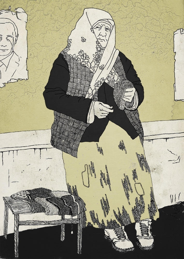 Арт-портрет пожилой женщины сделанный тушью. Иллюстрация изображает бабушку в платке, сидящую на скамейке, рядом стоит табурет с шапочками. Картина выполнена в техниках, напоминающих линогравюру. Заказать иллюстрацию для книги, социальный портрет, арт для журнала или обложки.