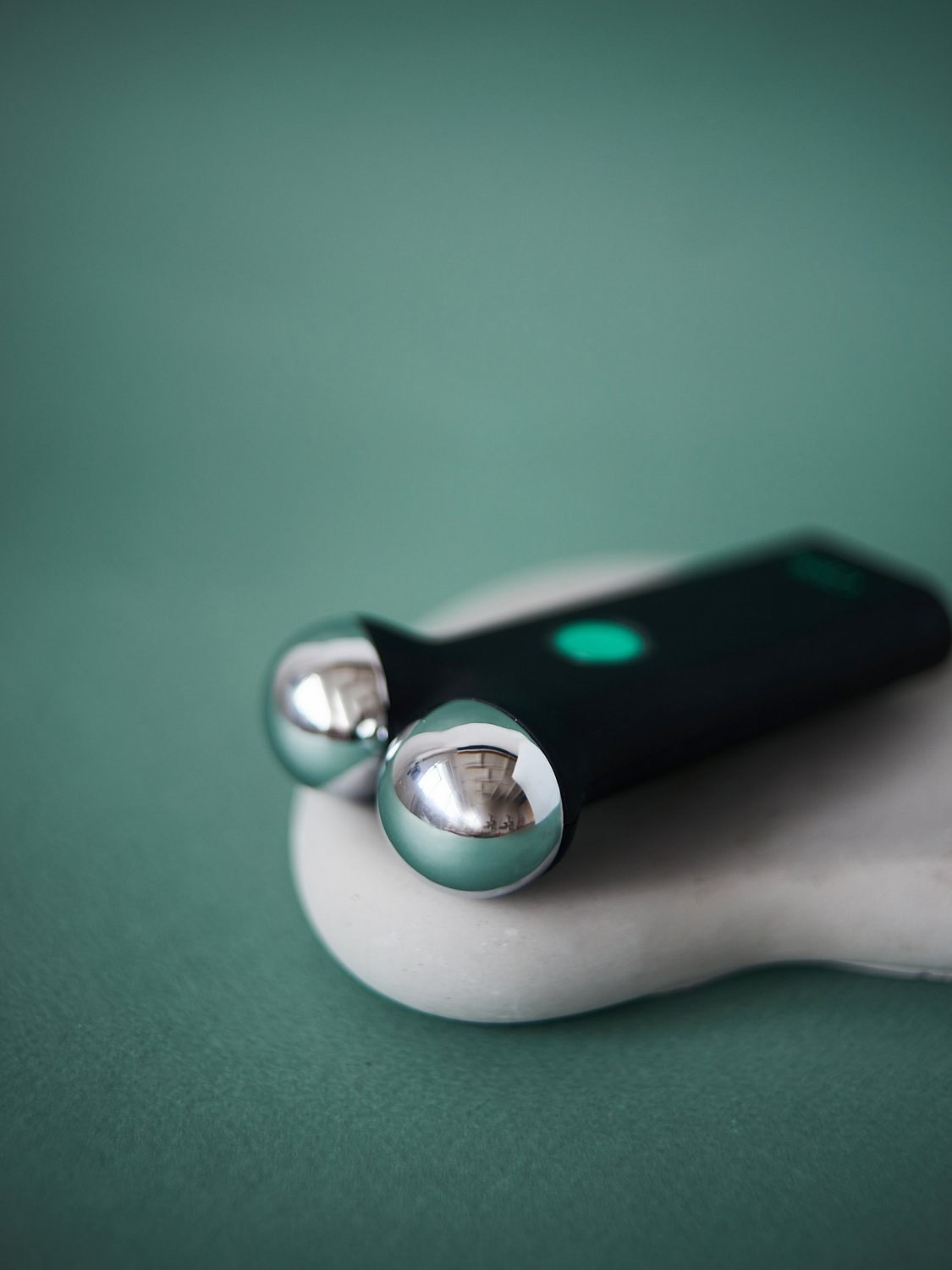 Предметная съемка: массажеры для лица. Портретный фотограф в Санкт-Петербурге