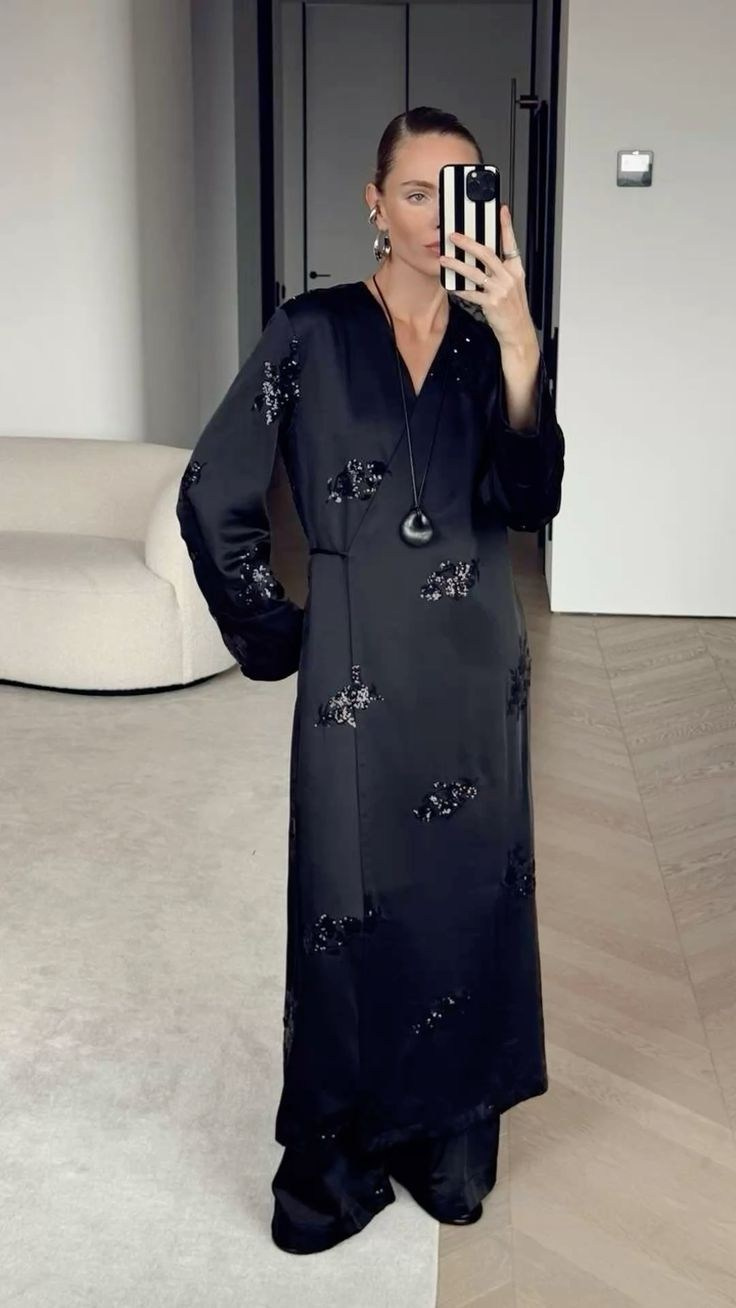 Стильный новогодний образ 2026 для женщин. женские образы на Новый год 2026. elegantnyj-obraz-Dlinnoe-chernoe-plate-kimono