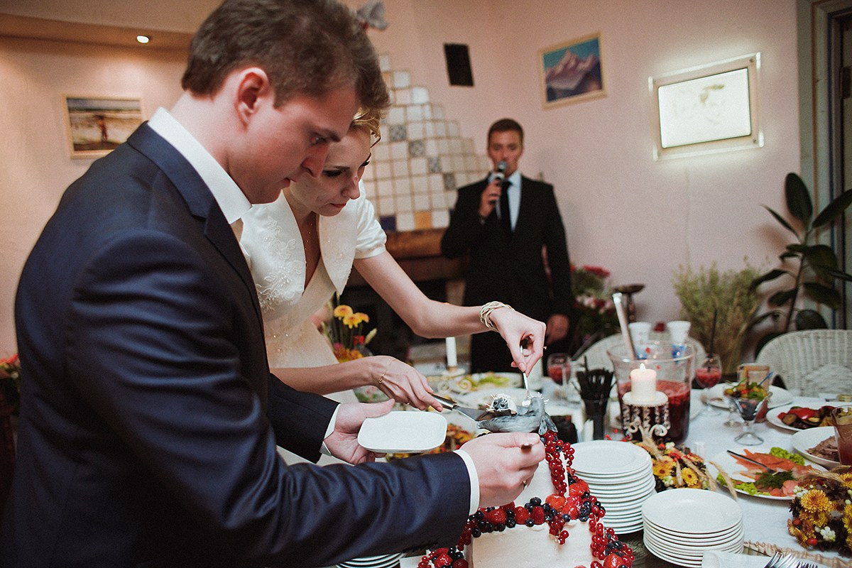 Свадебная прогулка Алекса и Даши. Фотограф крещение венчание в Петербурге! Помогает подобрать храм и посоветовал душевного батюшку в СПб