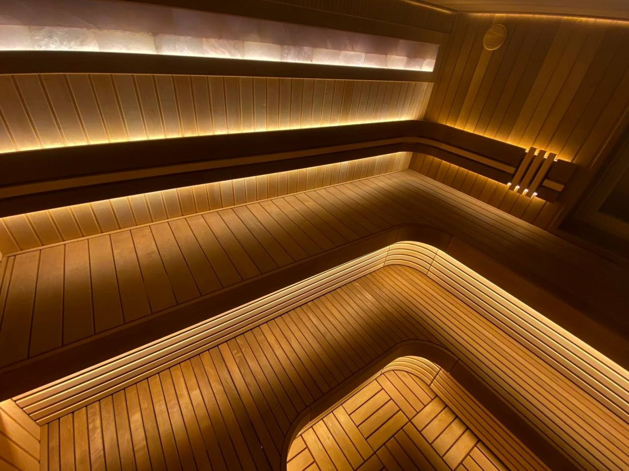 Сауна в Никольском полностью выполнена из тёплой термоольхи и наполнена природной силой можжевельника, белого кварцита и гималайской соли. SaunaTopMasters