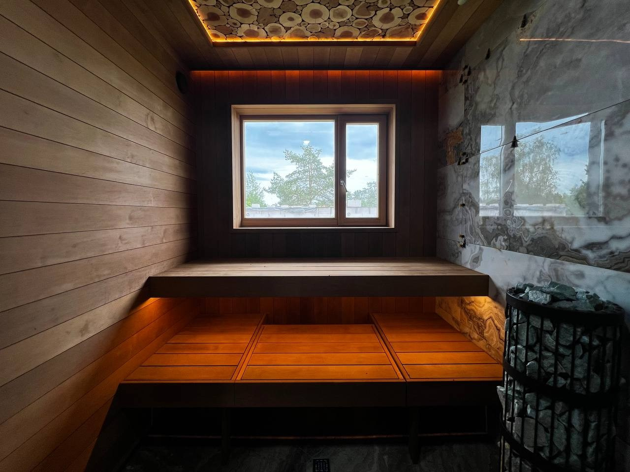 Роскошная парная в Красноармейском с высоким потолком, широкими полками, панорамным окном и Harvia Legend на дистанционном управлении. SaunaTopMasters