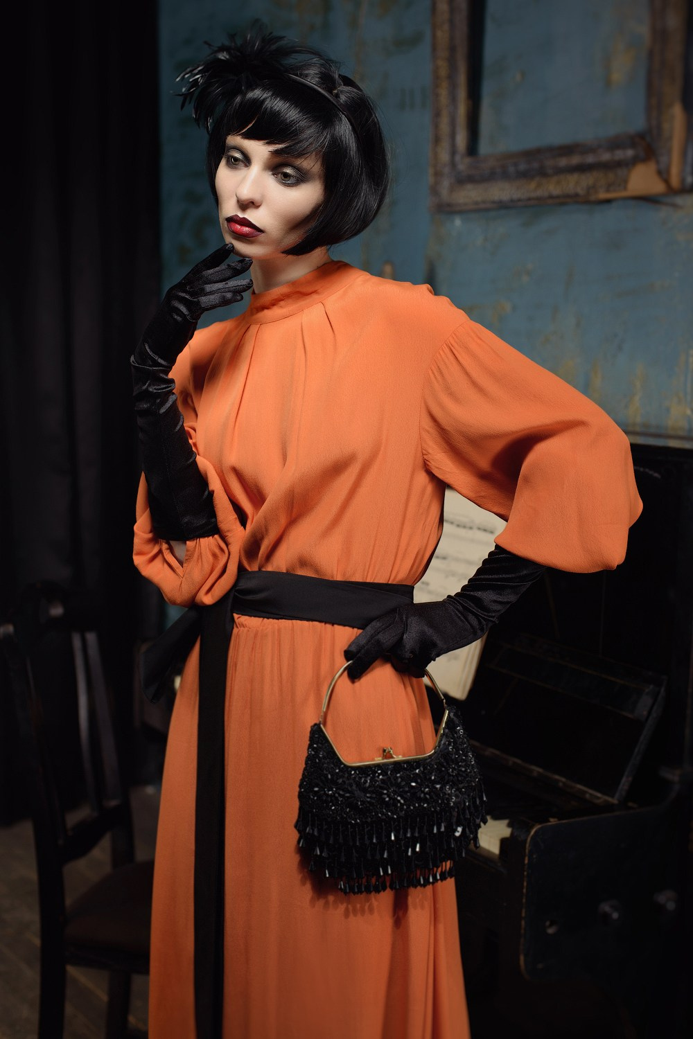 Фотосессия в студии в оранжевом платье в образе женщина вамп