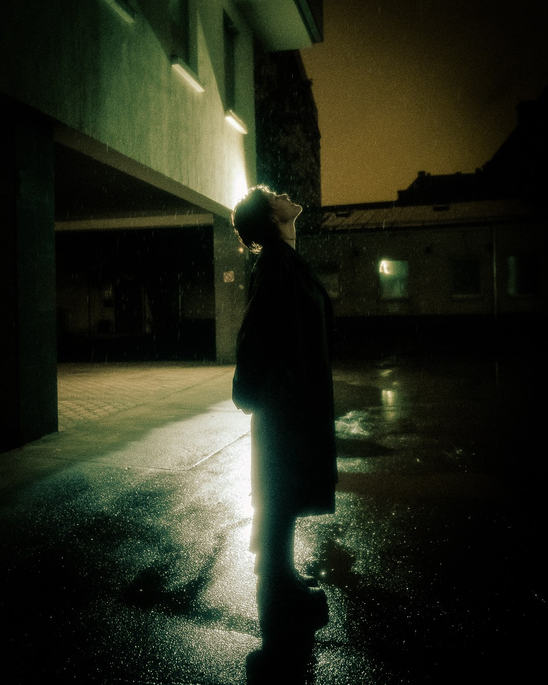 Individuale. Fotografo a Mosca con un’atmosfera notturna di foto