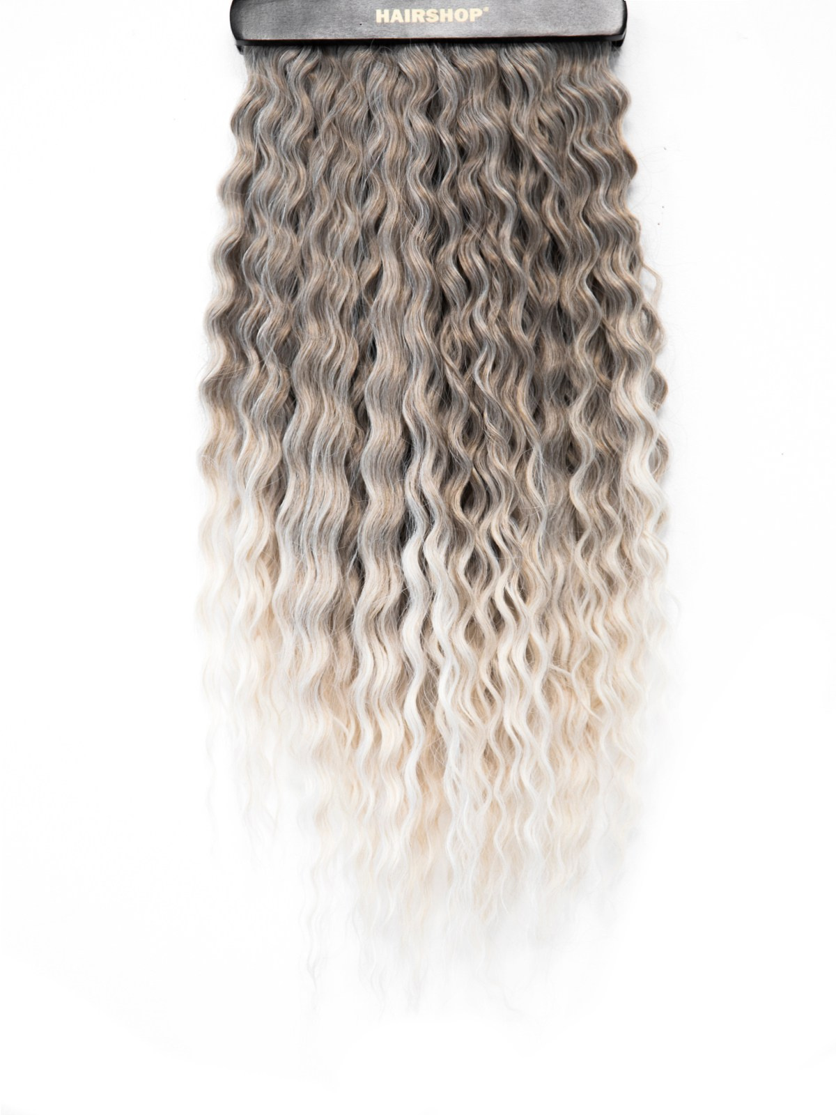 Предметная съёмка — накладные кудри светло-русого оттенка.