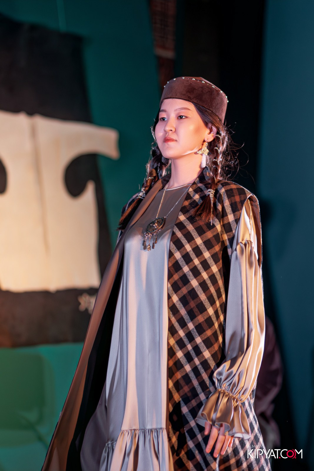 FASHION ПОКАЗ, КАЗАХСКОЙ НАЦИОНАЛЬНОЙ ОДЕЖДЫ. КИПЯТКОМ АЛМАТЫ!