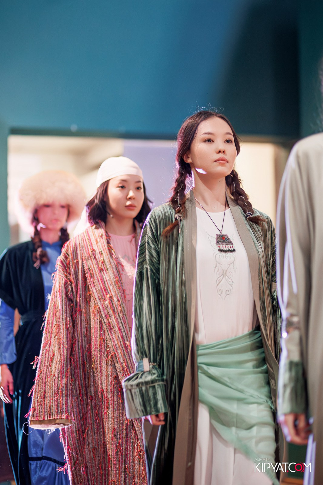 FASHION ПОКАЗ, КАЗАХСКОЙ НАЦИОНАЛЬНОЙ ОДЕЖДЫ. КИПЯТКОМ АЛМАТЫ!