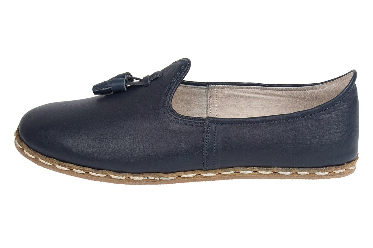 Темно синие мокасины мужские на белом фоне