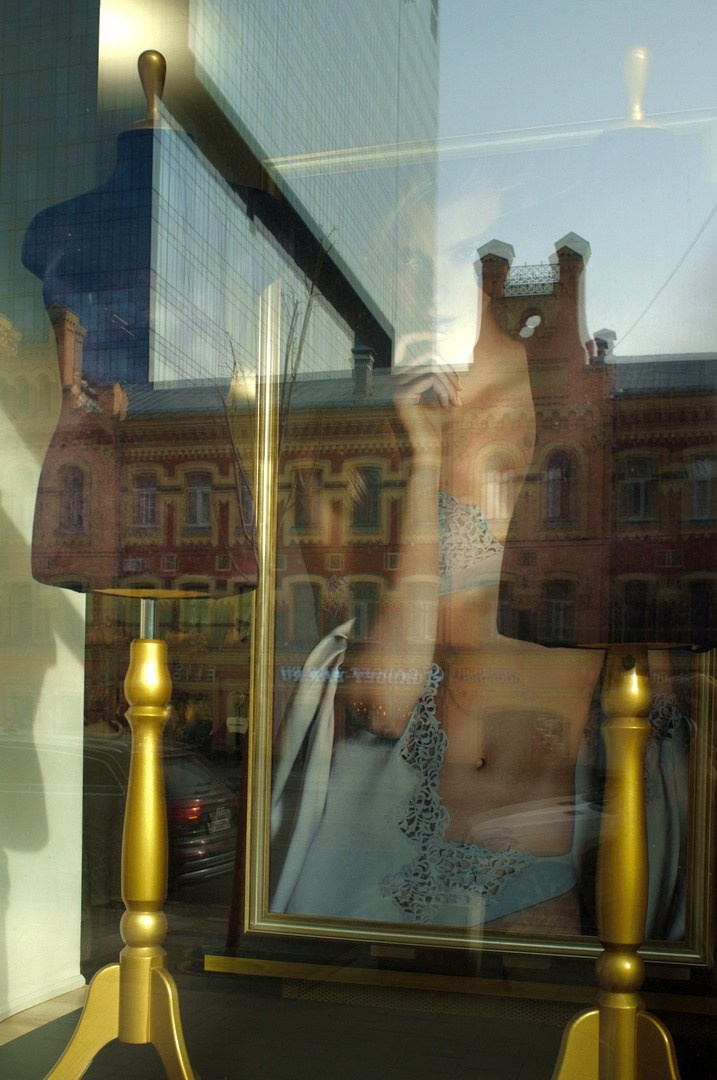 Внутри витрин / Inside the storefronts. Руслан Шувалов (поэтограф)