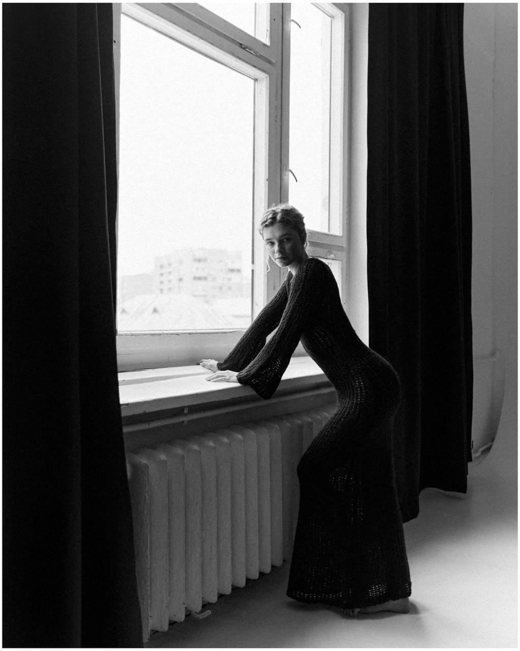 Василиса на модельных тестах — чёрно-белый кадр у окна