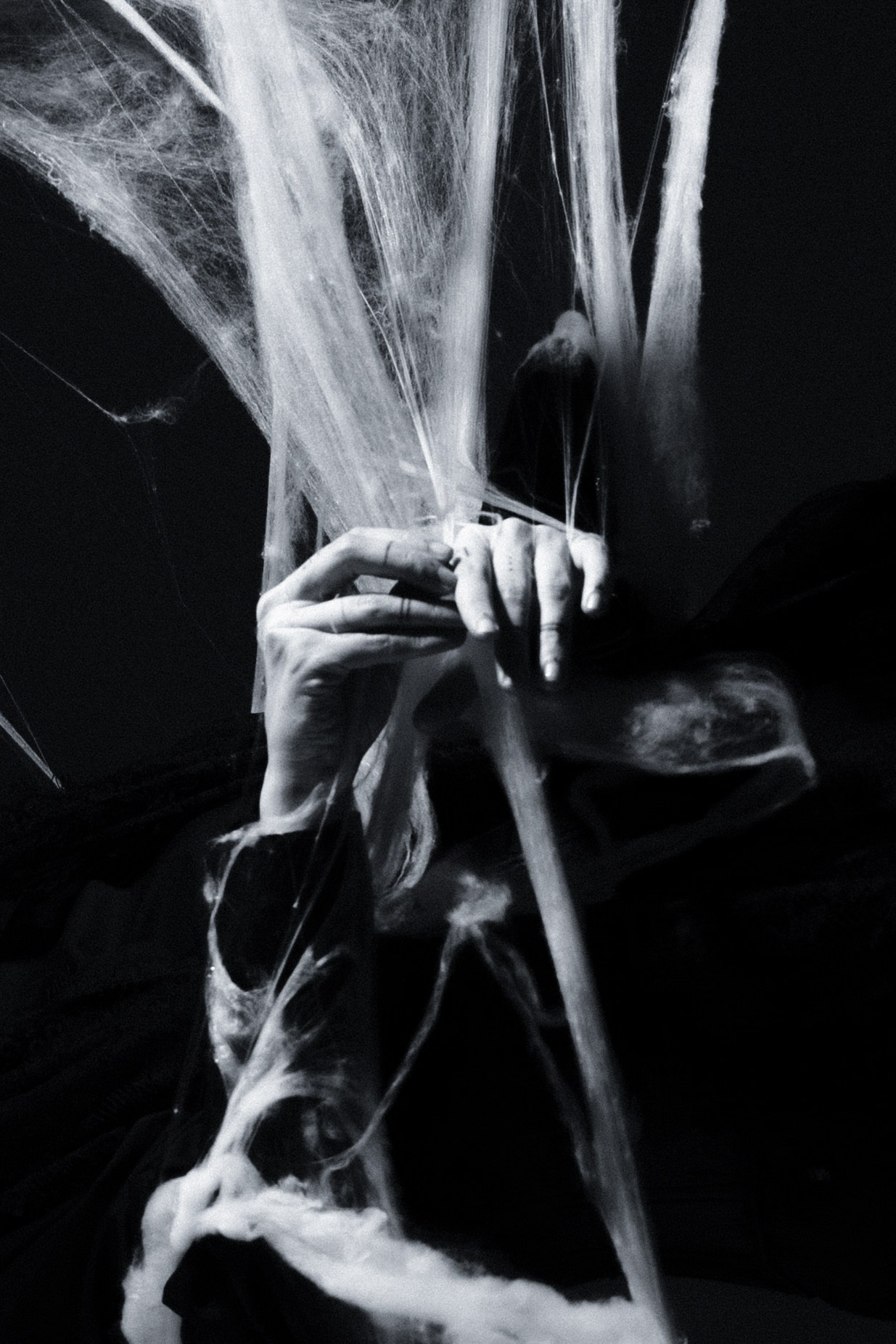 Фотограф Александра Овечкина (Пенза): руки в серебряных кольцах разрывают паутину, макро текстур.